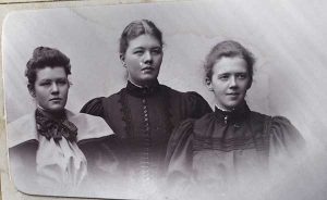 Annie, Priscilla och Stina Frykholm, 1895.